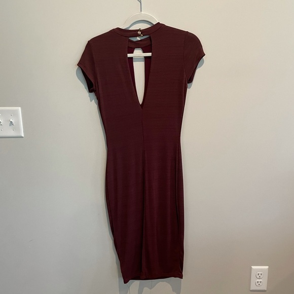 Women’ Sexy Maroon Dress Large Form Fitting - Picture 2 of 3
